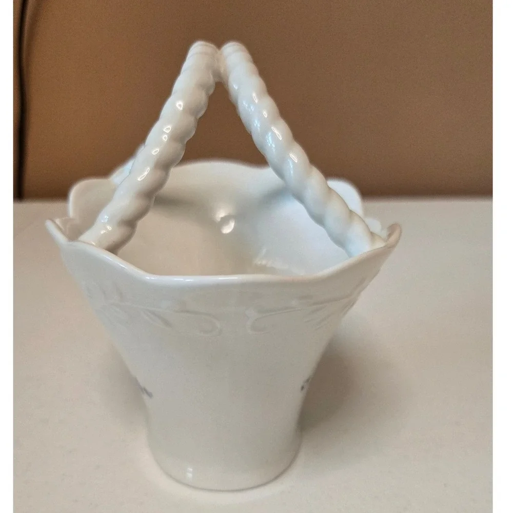 Mikasa Floral Vine RL051 White Porcelain Scalloped Basket Blue Flowers Bow